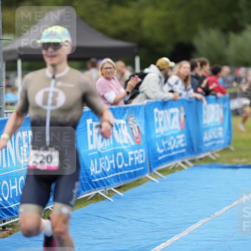 30.08.2026 - Elbe Triathlon Hamburg LAZAROV Photography http://msf.ph/oto/10026762 30.08.2026 10:13:43 Ziel 220, 227 meine-sportfotos.de
