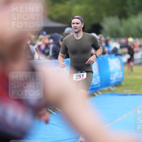 30.08.2026 - Elbe Triathlon Hamburg LAZAROV Photography http://msf.ph/oto/10026934 30.08.2026 10:35:21 Ziel 251, 262, 325 meine-sportfotos.de