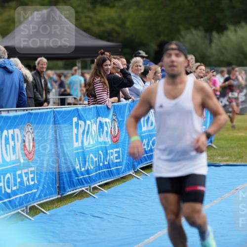 30.08.2026 - Elbe Triathlon Hamburg LAZAROV Photography http://msf.ph/oto/10027129 30.08.2026 10:47:35 Ziel 390, 464 meine-sportfotos.de