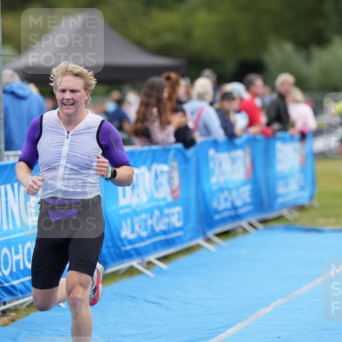 30.08.2026 - Elbe Triathlon Hamburg LAZAROV Photography http://msf.ph/oto/10027152 30.08.2026 10:50:20 Ziel 421 meine-sportfotos.de