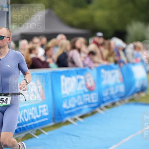 30.08.2026 - Elbe Triathlon Hamburg LAZAROV Photography http://msf.ph/oto/10027421 30.08.2026 11:05:08 Ziel 554, 656 meine-sportfotos.de