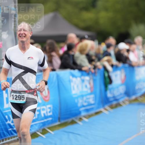 30.08.2026 - Elbe Triathlon Hamburg LAZAROV Photography http://msf.ph/oto/10028330 30.08.2026 11:36:04 Ziel 929, 1139, 1295, 1305 meine-sportfotos.de