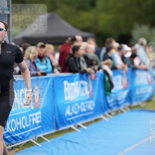 30.08.2026 - Elbe Triathlon Hamburg LAZAROV Photography http://msf.ph/oto/10028350 30.08.2026 11:37:16 Ziel 800, 1122, 1341 meine-sportfotos.de
