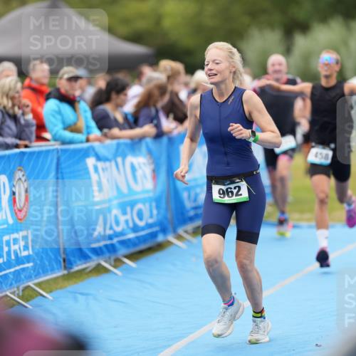 30.08.2026 - Elbe Triathlon Hamburg LAZAROV Photography http://msf.ph/oto/10028795 30.08.2026 11:58:07 Ziel 901, 962, 1333, 1443, 1458 meine-sportfotos.de