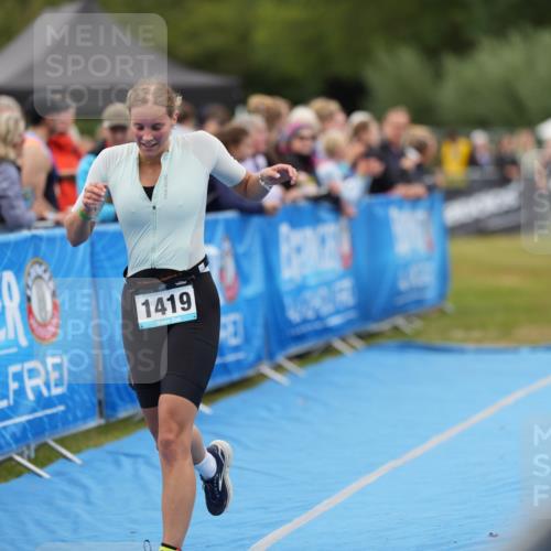 30.08.2026 - Elbe Triathlon Hamburg LAZAROV Photography http://msf.ph/oto/10028854 30.08.2026 12:00:36 Ziel 787, 975, 1419 meine-sportfotos.de