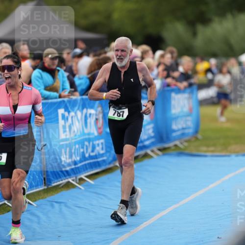 30.08.2026 - Elbe Triathlon Hamburg LAZAROV Photography http://msf.ph/oto/10028856 30.08.2026 12:00:44 Ziel 787, 975 meine-sportfotos.de