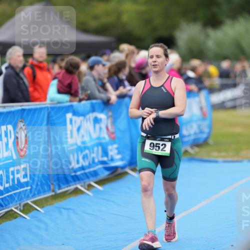 30.08.2026 - Elbe Triathlon Hamburg LAZAROV Photography http://msf.ph/oto/10028921 30.08.2026 12:03:26 Ziel 952 meine-sportfotos.de