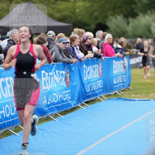 30.08.2026 - Elbe Triathlon Hamburg LAZAROV Photography http://msf.ph/oto/10028960 30.08.2026 12:04:42 Ziel 983, 1127, 1463 meine-sportfotos.de