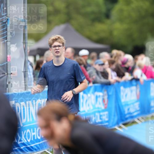 30.08.2026 - Elbe Triathlon Hamburg LAZAROV Photography http://msf.ph/oto/10029029 30.08.2026 12:06:46 Ziel 1448 meine-sportfotos.de