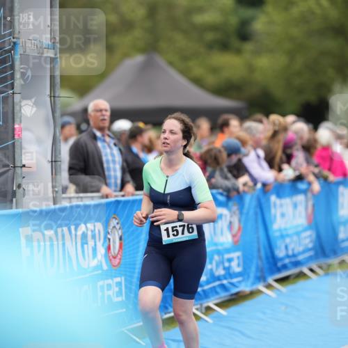 30.08.2026 - Elbe Triathlon Hamburg LAZAROV Photography http://msf.ph/oto/10029139 30.08.2026 12:11:11 Ziel 1534, 1576, 1581 meine-sportfotos.de