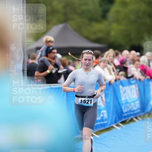 30.08.2026 - Elbe Triathlon Hamburg LAZAROV Photography http://msf.ph/oto/10029271 30.08.2026 12:18:23 Ziel 1521 meine-sportfotos.de