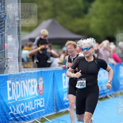 30.08.2026 - Elbe Triathlon Hamburg LAZAROV Photography http://msf.ph/oto/10029284 30.08.2026 12:19:13 Ziel 1690, 1695 meine-sportfotos.de