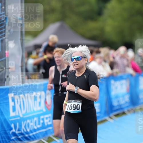 30.08.2026 - Elbe Triathlon Hamburg LAZAROV Photography http://msf.ph/oto/10029285 30.08.2026 12:19:13 Ziel 1690, 1695 meine-sportfotos.de