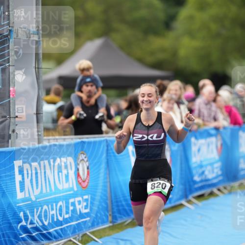 30.08.2026 - Elbe Triathlon Hamburg LAZAROV Photography http://msf.ph/oto/10029298 30.08.2026 12:19:57 Ziel 820 meine-sportfotos.de