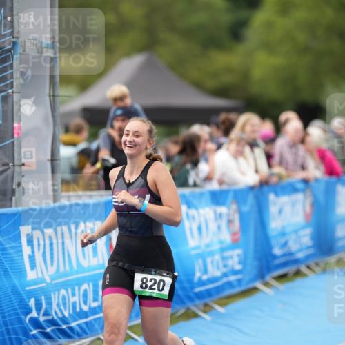 30.08.2026 - Elbe Triathlon Hamburg LAZAROV Photography http://msf.ph/oto/10029299 30.08.2026 12:19:58 Ziel 820 meine-sportfotos.de
