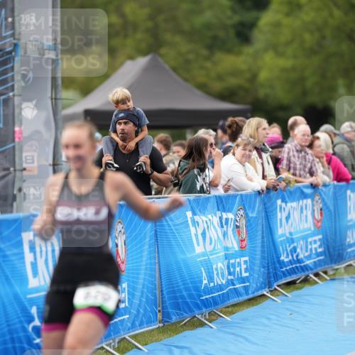 30.08.2026 - Elbe Triathlon Hamburg LAZAROV Photography http://msf.ph/oto/10029300 30.08.2026 12:19:58 Ziel 820 meine-sportfotos.de