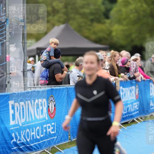 30.08.2026 - Elbe Triathlon Hamburg LAZAROV Photography http://msf.ph/oto/10029344 30.08.2026 12:22:48 Ziel 1609, 1611 meine-sportfotos.de