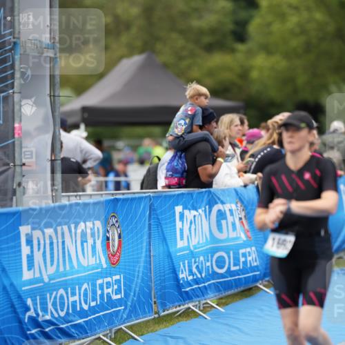 30.08.2026 - Elbe Triathlon Hamburg LAZAROV Photography http://msf.ph/oto/10029354 30.08.2026 12:23:17 Ziel 906, 1668, 1692 meine-sportfotos.de
