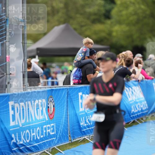 30.08.2026 - Elbe Triathlon Hamburg LAZAROV Photography http://msf.ph/oto/10029355 30.08.2026 12:23:17 Ziel 906, 1668, 1692 meine-sportfotos.de