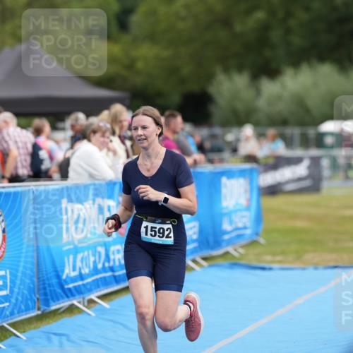 30.08.2026 - Elbe Triathlon Hamburg LAZAROV Photography http://msf.ph/oto/10029419 30.08.2026 12:33:55 Ziel 1592 meine-sportfotos.de