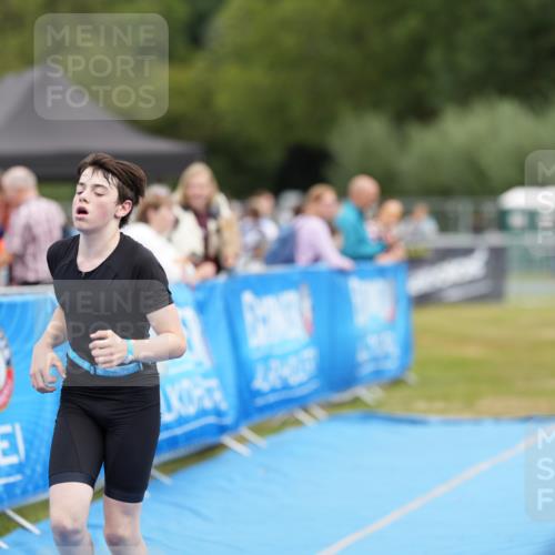 30.08.2026 - Elbe Triathlon Hamburg LAZAROV Photography http://msf.ph/oto/10029474 30.08.2026 12:42:17 Ziel 1727 meine-sportfotos.de