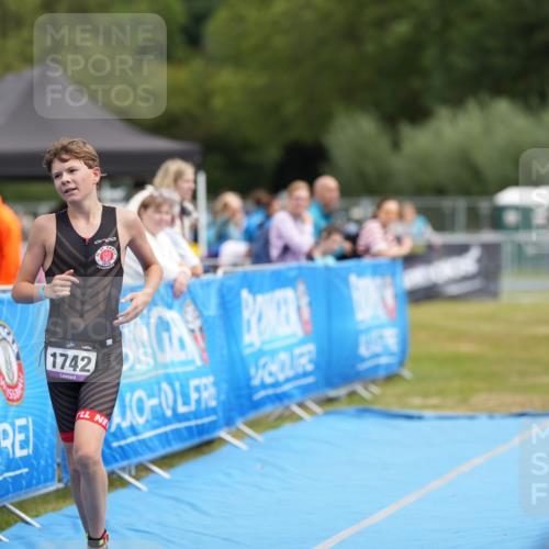 30.08.2026 - Elbe Triathlon Hamburg LAZAROV Photography http://msf.ph/oto/10029478 30.08.2026 12:43:49 Ziel 1742 meine-sportfotos.de
