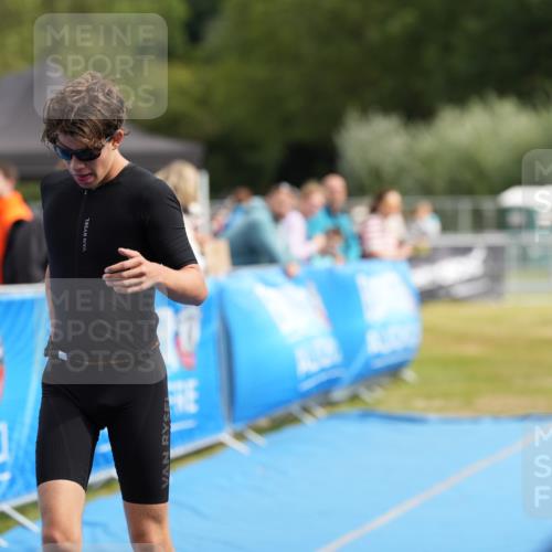 30.08.2026 - Elbe Triathlon Hamburg LAZAROV Photography http://msf.ph/oto/10029512 30.08.2026 12:44:46 Ziel 1743, 1745 meine-sportfotos.de
