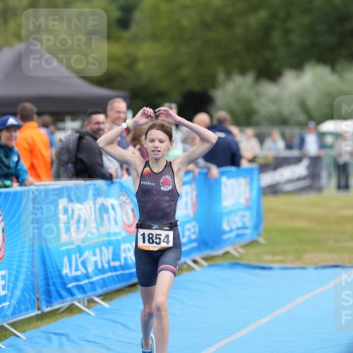 30.08.2026 - Elbe Triathlon Hamburg LAZAROV Photography http://msf.ph/oto/10029545 30.08.2026 12:52:13 Ziel 1854 meine-sportfotos.de