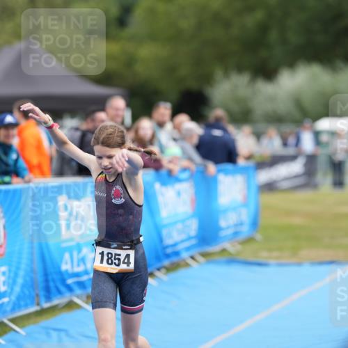 30.08.2026 - Elbe Triathlon Hamburg LAZAROV Photography http://msf.ph/oto/10029546 30.08.2026 12:52:13 Ziel 1854 meine-sportfotos.de