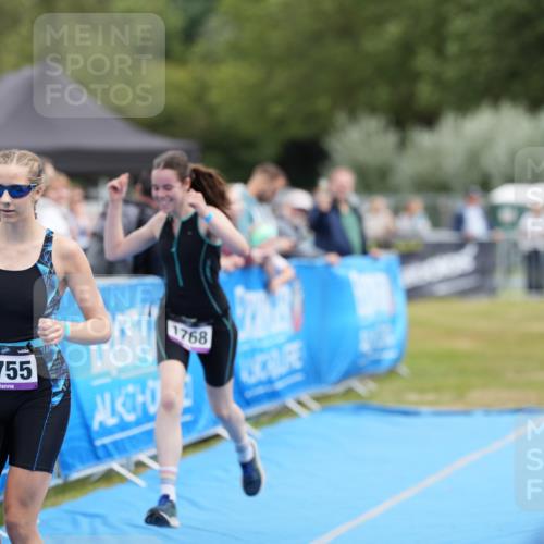 30.08.2026 - Elbe Triathlon Hamburg LAZAROV Photography http://msf.ph/oto/10029552 30.08.2026 12:53:07 Ziel 1755, 1768, 1842 meine-sportfotos.de