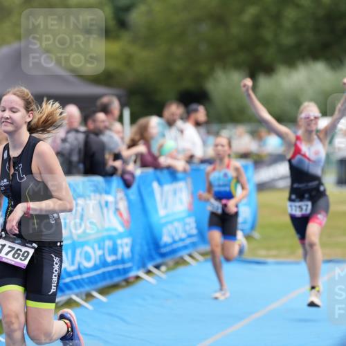 30.08.2026 - Elbe Triathlon Hamburg LAZAROV Photography http://msf.ph/oto/10029558 30.08.2026 12:53:40 Ziel 1757, 1769, 1852 meine-sportfotos.de
