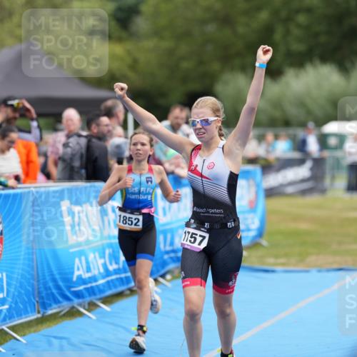 30.08.2026 - Elbe Triathlon Hamburg LAZAROV Photography http://msf.ph/oto/10029560 30.08.2026 12:53:41 Ziel 1757, 1769, 1852 meine-sportfotos.de