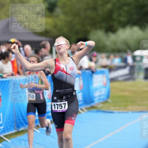 30.08.2026 - Elbe Triathlon Hamburg LAZAROV Photography http://msf.ph/oto/10029561 30.08.2026 12:53:41 Ziel 1757, 1769, 1852 meine-sportfotos.de