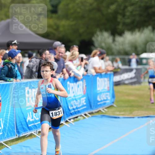 30.08.2026 - Elbe Triathlon Hamburg LAZAROV Photography http://msf.ph/oto/10029598 30.08.2026 12:55:17 Ziel 1831, 1856, 1868 meine-sportfotos.de