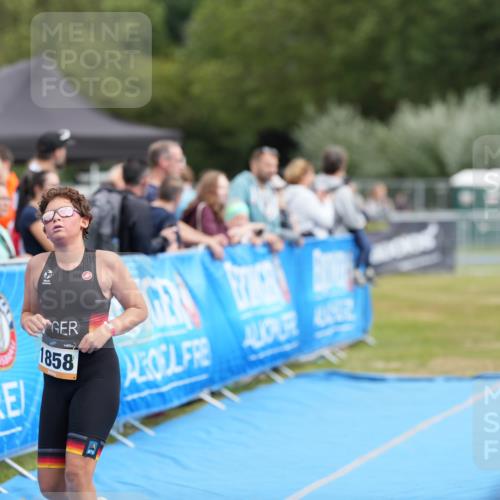 30.08.2026 - Elbe Triathlon Hamburg LAZAROV Photography http://msf.ph/oto/10029641 30.08.2026 12:57:06 Ziel 1832, 1858 meine-sportfotos.de
