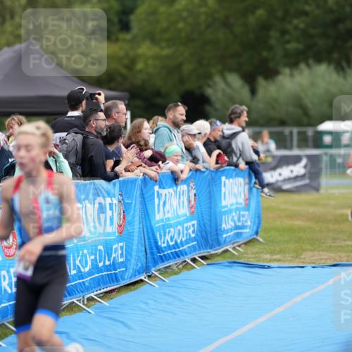 30.08.2026 - Elbe Triathlon Hamburg LAZAROV Photography http://msf.ph/oto/10029656 30.08.2026 12:58:36 Ziel 1779, 1806, 1870 meine-sportfotos.de