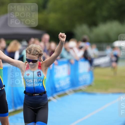 30.08.2026 - Elbe Triathlon Hamburg LAZAROV Photography http://msf.ph/oto/10029688 30.08.2026 13:00:14 Ziel 1775, 1807, 1816 meine-sportfotos.de