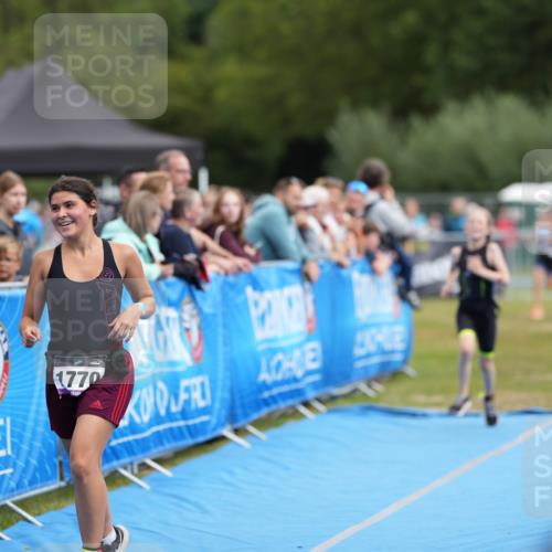 30.08.2026 - Elbe Triathlon Hamburg LAZAROV Photography http://msf.ph/oto/10029692 30.08.2026 13:00:26 Ziel 1770, 1812, 1862 meine-sportfotos.de