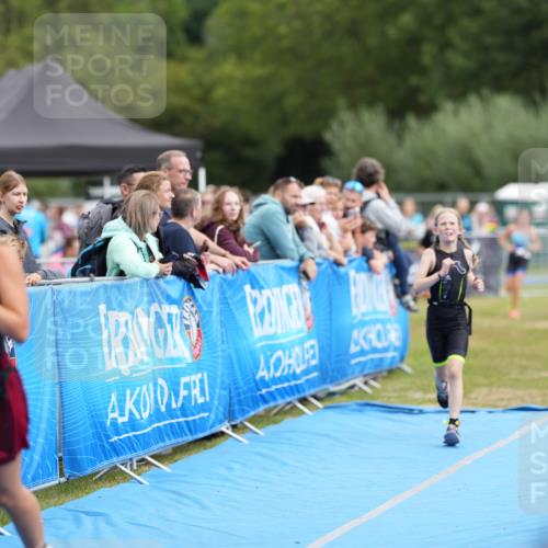 30.08.2026 - Elbe Triathlon Hamburg LAZAROV Photography http://msf.ph/oto/10029693 30.08.2026 13:00:26 Ziel 1770, 1812, 1862 meine-sportfotos.de