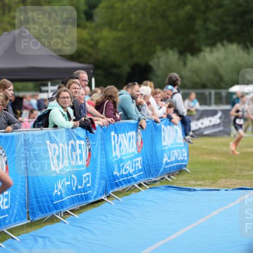 30.08.2026 - Elbe Triathlon Hamburg LAZAROV Photography http://msf.ph/oto/10029697 30.08.2026 13:00:35 Ziel 1812 meine-sportfotos.de