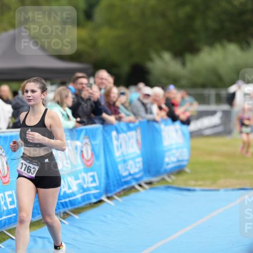 30.08.2026 - Elbe Triathlon Hamburg LAZAROV Photography http://msf.ph/oto/10029726 30.08.2026 13:03:29 Ziel 1885, 1887 meine-sportfotos.de