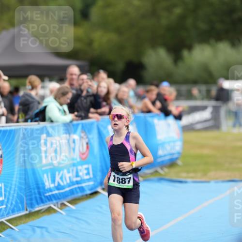 30.08.2026 - Elbe Triathlon Hamburg LAZAROV Photography http://msf.ph/oto/10029729 30.08.2026 13:03:34 Ziel 1887 meine-sportfotos.de