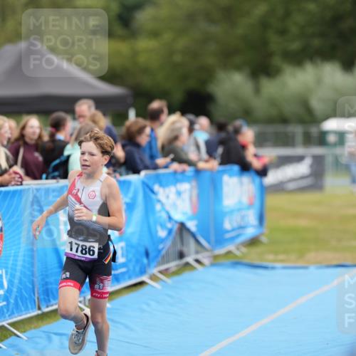 30.08.2026 - Elbe Triathlon Hamburg LAZAROV Photography http://msf.ph/oto/10029732 30.08.2026 13:04:26 Ziel 1786 meine-sportfotos.de
