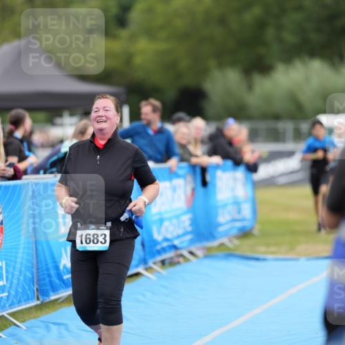 30.08.2026 - Elbe Triathlon Hamburg LAZAROV Photography http://msf.ph/oto/10029742 30.08.2026 13:06:17 Ziel 1683, 1766, 1782 meine-sportfotos.de