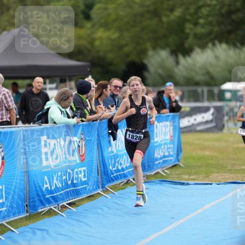 30.08.2026 - Elbe Triathlon Hamburg LAZAROV Photography http://msf.ph/oto/10029760 30.08.2026 13:09:21 Ziel 1777, 1784, 1828 meine-sportfotos.de