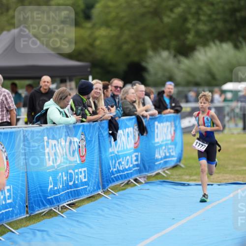 30.08.2026 - Elbe Triathlon Hamburg LAZAROV Photography http://msf.ph/oto/10029762 30.08.2026 13:09:23 Ziel 1777, 1784, 1828 meine-sportfotos.de