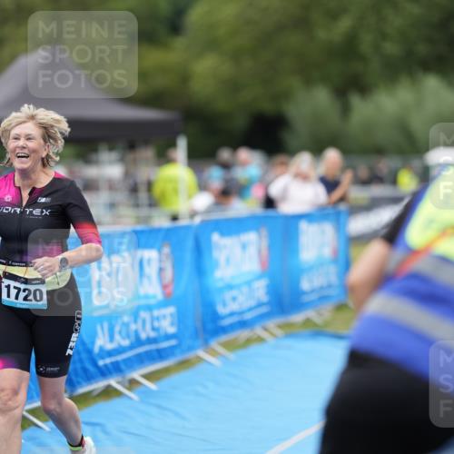 30.08.2026 - Elbe Triathlon Hamburg LAZAROV Photography http://msf.ph/oto/10029780 30.08.2026 13:17:59 Ziel 1720 meine-sportfotos.de