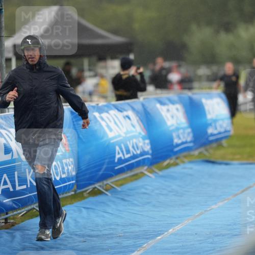 30.08.2026 - Elbe Triathlon Hamburg LAZAROV Photography http://msf.ph/oto/10029800 30.08.2026 16:11:02 Ziel  meine-sportfotos.de