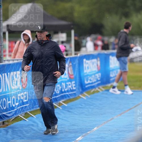 30.08.2026 - Elbe Triathlon Hamburg LAZAROV Photography http://msf.ph/oto/10029806 30.08.2026 16:12:25 Ziel  meine-sportfotos.de