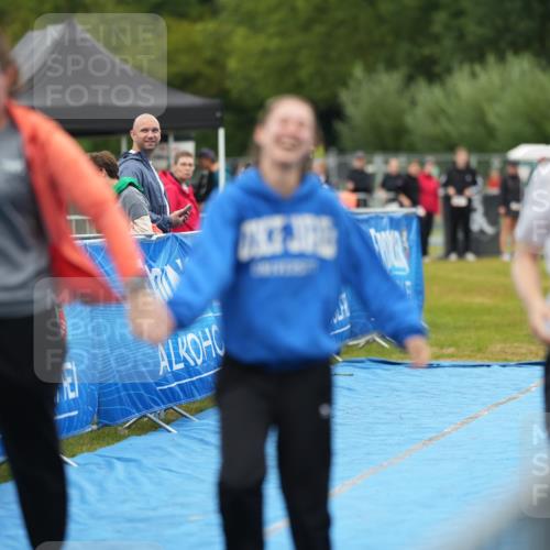 30.08.2026 - Elbe Triathlon Hamburg LAZAROV Photography http://msf.ph/oto/10029896 30.08.2026 16:35:32 Ziel  meine-sportfotos.de